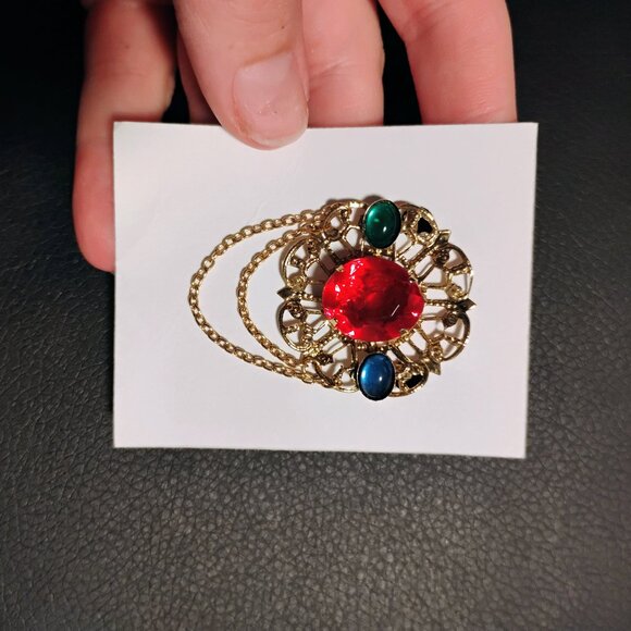 Jewelry - Vintage Victorian style dangle brooch
